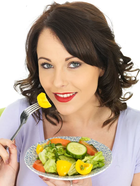 Mladá žena jíst zdravou míchaný salát — Stock fotografie