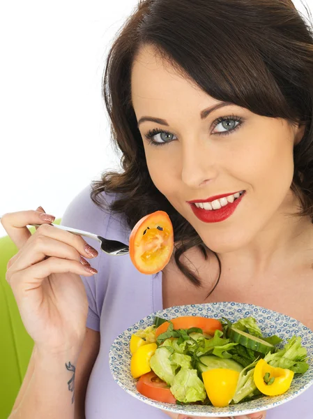 Jeune femme mangeant une salade mixte saine — Photo