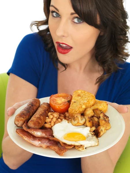 Joven morena caucásica mujer, comiendo un tradicional cocinado desayuno inglés completo — Foto de Stock