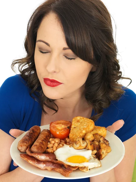 Joven morena caucásica mujer, comiendo un tradicional cocinado desayuno inglés completo —  Fotos de Stock