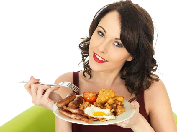 Молодая брюнетка белая женщина, едят традиционный приготовленный полный английский завтрак — стоковое фото