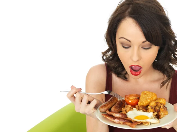 Ung brunett vit kvinna, äta en traditionell kokt full engelsk frukost — Stockfoto