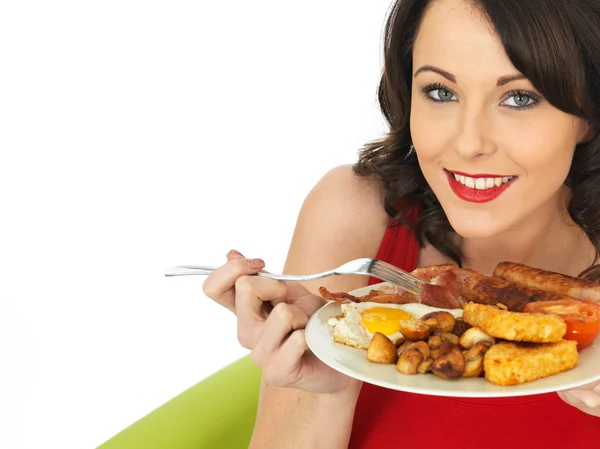 Joven morena caucásica mujer, comiendo un tradicional cocinado desayuno inglés completo — Foto de Stock