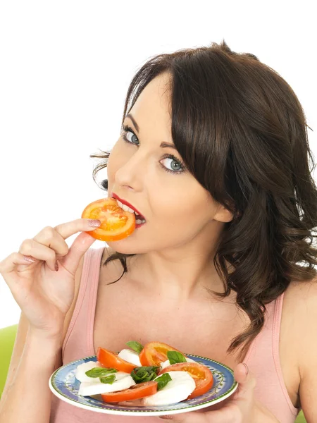 Mujer joven comiendo una rebanada de tomate —  Fotos de Stock