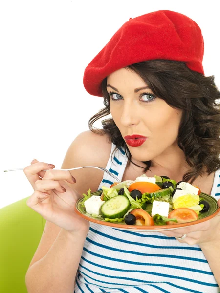 Junge Frau isst frischen, knusprigen griechischen Salat — Stockfoto