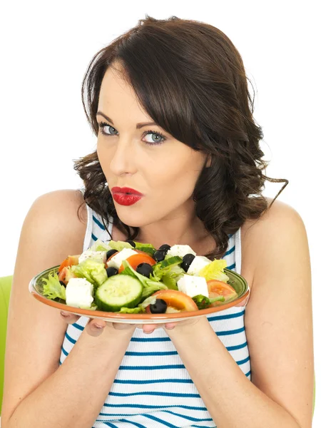 Jovem mulher comendo uma salada grega crocante fresca — Fotografia de Stock