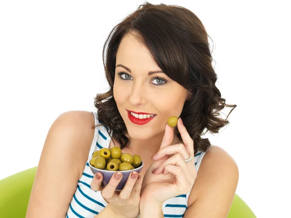 Ung kvinna äta gröna oliver — Stockfoto