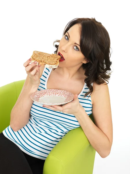 Ung kvinna med Toast med Crunchy jordnötssmör — Stockfoto