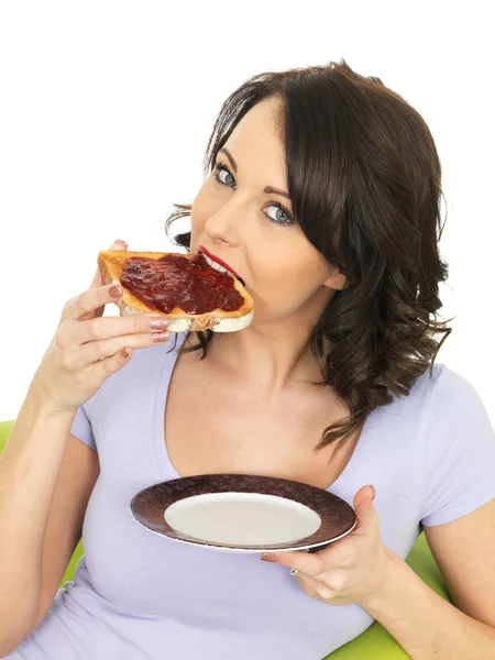 トーストにいちごジャムを持つ若い女性 — ストック写真