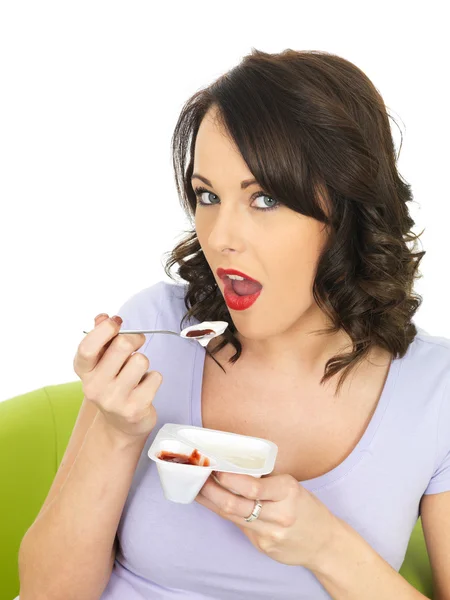 Mujer joven comiendo un yogur —  Fotos de Stock