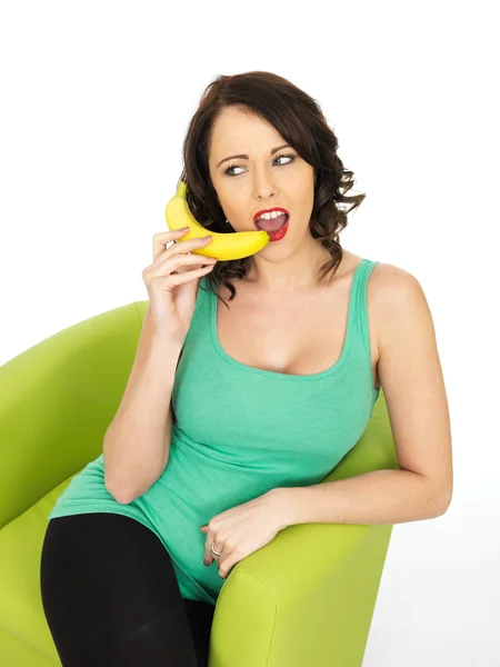 Jovem mulher segurando uma banana — Fotografia de Stock