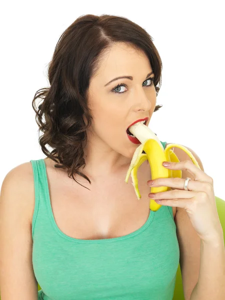 Jovem mulher comendo uma banana — Fotografia de Stock