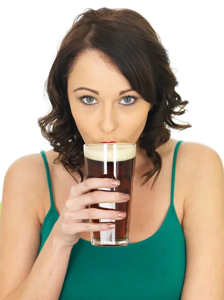 Attraente giovane donna che beve birra — Foto Stock