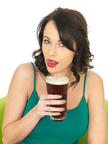 Attraente giovane donna che beve birra — Foto Stock