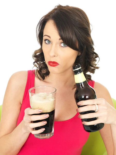 Atrakcyjna młoda kobieta pije piwo — Zdjęcie stockowe