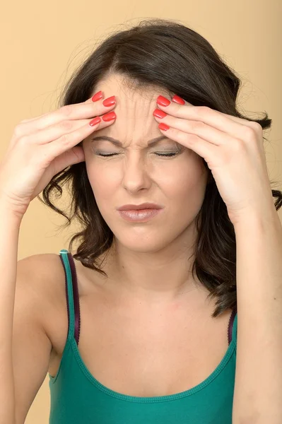 Mujer joven atractiva con dolor de cabeza — Foto de Stock