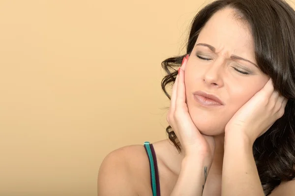 Attraente giovane donna con un mal di denti doloroso — Foto Stock