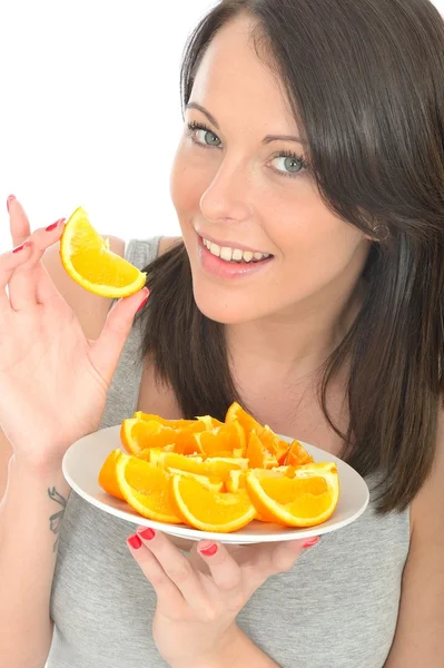 Atractiva mujer joven dieta, sosteniendo una placa de naranjas en rodajas —  Fotos de Stock