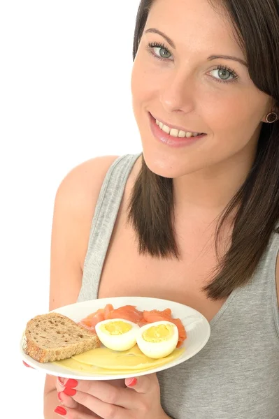 Friska ung kvinna som håller en tallrik av en typisk hälsosam skandinavisk frukost Buffé — Stockfoto