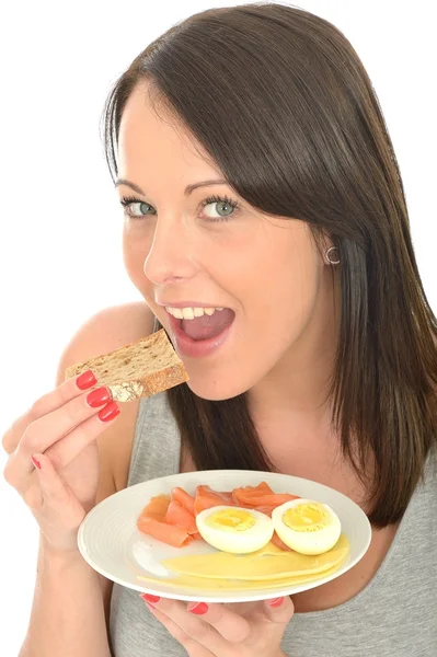 Friska ung kvinna som håller en tallrik av en typisk hälsosam skandinavisk frukost Buffé — Stockfoto