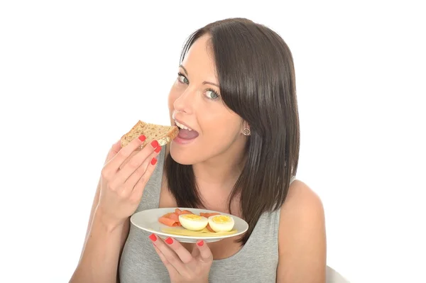 Gezonde jonge vrouw met een bord van een typisch gezond Scandinavisch ontbijtbuffet — Stockfoto