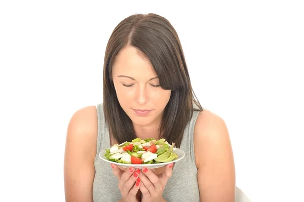Mladá zdravá šťastná žena diety, držící talíř zdravé letní kuřecí salát — Stock fotografie