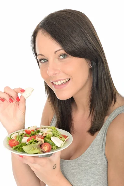 Dieta feliz sana joven de la mujer, sosteniendo una placa de ensalada sana del pollo del verano —  Fotos de Stock