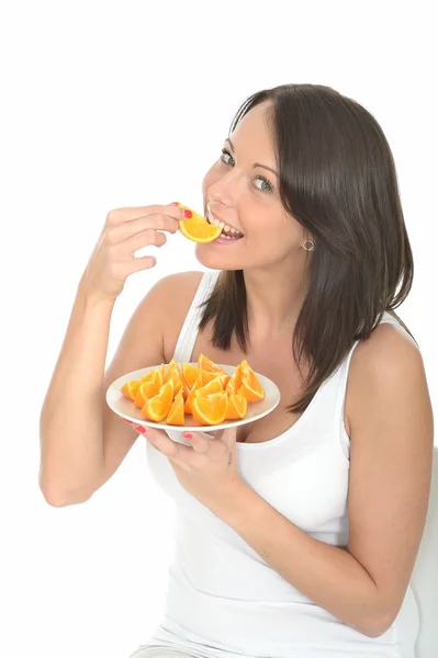 Zdravá mladá žena diety, drží talíř čerstvých pomerančových segmentů — Stock fotografie