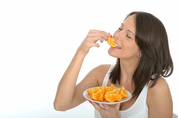 Dieta saludable de la mujer joven, sosteniendo una placa de segmentos de naranja fresca —  Fotos de Stock