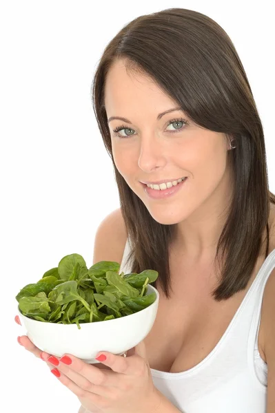 Mujer joven atractiva feliz, dieta, sosteniendo una placa de espinacas frescas — Foto de Stock