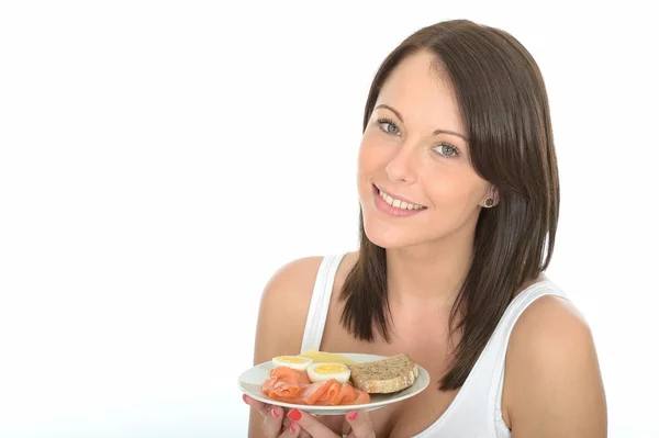 Mujer joven sana sosteniendo una placa de un típico desayuno buffet escandinavo saludable — Foto de Stock