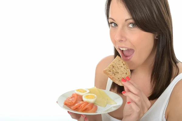 Friska ung kvinna som håller en tallrik av en typisk hälsosam skandinavisk frukost Buffé — Stockfoto