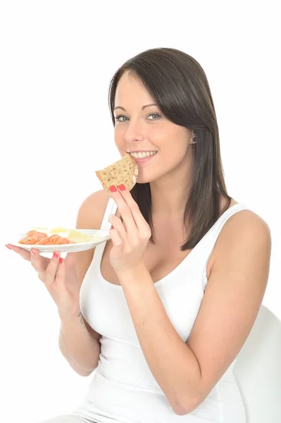 Gesunde junge Frau hält einen Teller mit einem typisch gesunden skandinavischen Frühstücksbuffet — Stockfoto