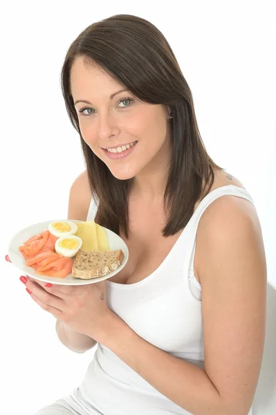 Gesunde junge Frau hält einen Teller mit einem typisch gesunden skandinavischen Frühstücksbuffet — Stockfoto