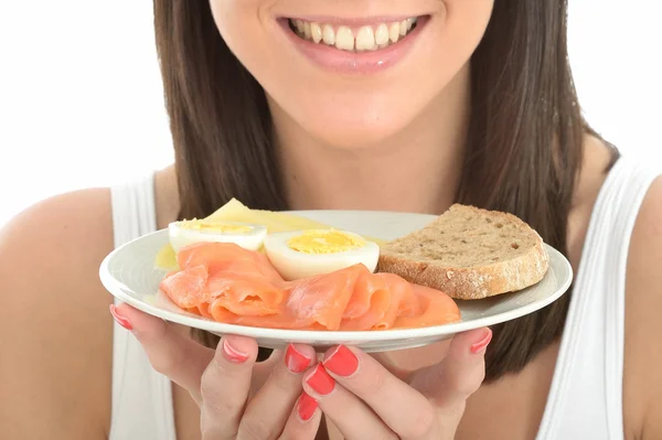 Здоровая молодая женщина с тарелкой типичного здорового скандинавского завтрака "шведский стол" — стоковое фото