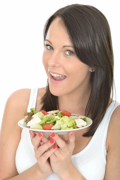 Молодая счастливая женщина сидя на диете, держа тарелку здорового летнего салата курицы — стоковое фото