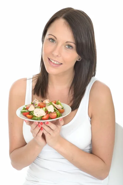 Sağlıklı genç bir kadın diyet yapıyor, elinde sağlıklı bir tabak tavuk salatası tutuyor. — Stok fotoğraf