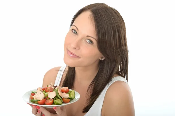 Junge gesunde, glückliche Frau bei der Diät, in der Hand einen Teller mit gesundem Sommerhähnchensalat — Stockfoto