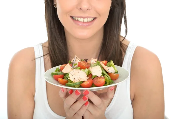 Junge gesunde, glückliche Frau bei der Diät, in der Hand einen Teller mit gesundem Sommerhähnchensalat — Stockfoto