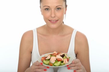 Somon salata bir tabak tutan sağlıklı genç kadın