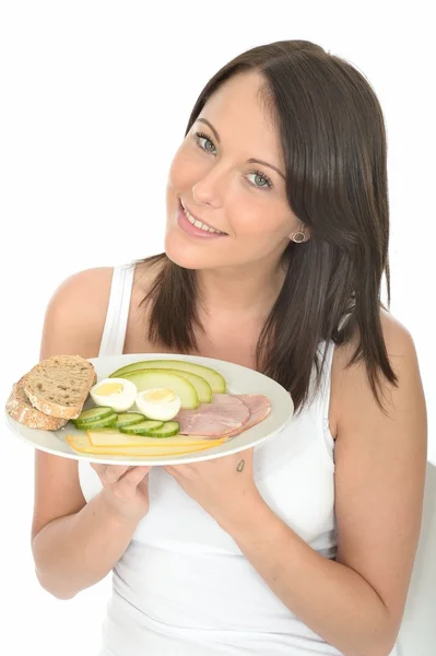 Gesunde, glückliche junge Frau mit einem Teller norwegischen oder skandinavischen — Stockfoto