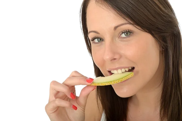 Atractiva joven saludable comiendo una rebanada de melón fresco —  Fotos de Stock