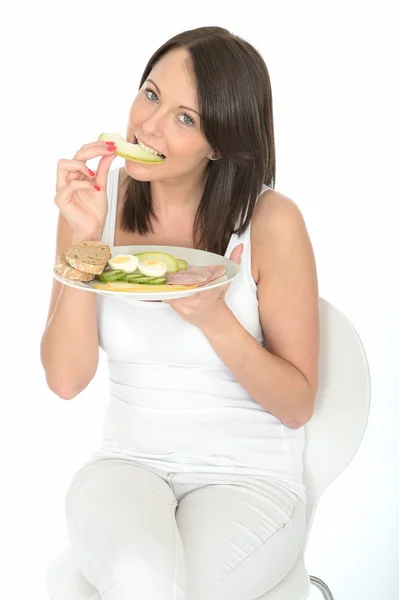 Привлекательная здоровая молодая женщина, съедающая кусочек свежей дыни — стоковое фото