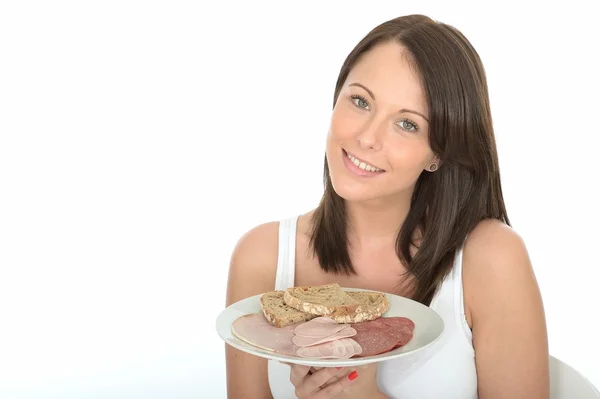 Friska ung kvinna som håller en tallrik av skandinavisk stil kallt kött frukost buffé — Stockfoto