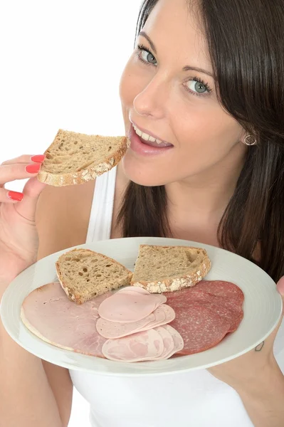 Здоровая молодая женщина держит тарелку скандинавского стиля холодного мяса завтрак "шведский стол" — стоковое фото