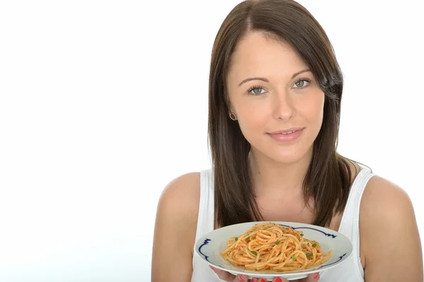 Attraktiv ung kvinna som innehar en tallrik italienska Spaghetti Pasta — Stockfoto