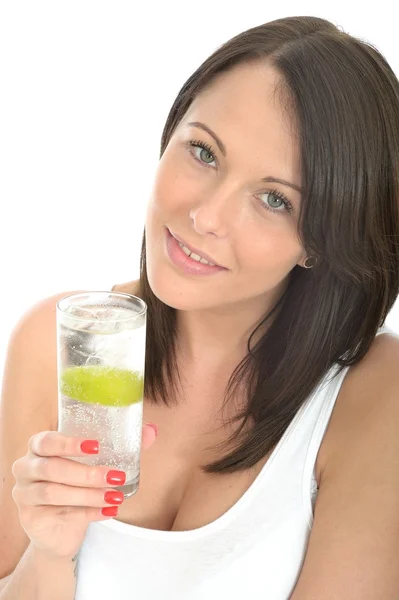 Zdravá mladá žena drží sklenici ledové vody — Stock fotografie
