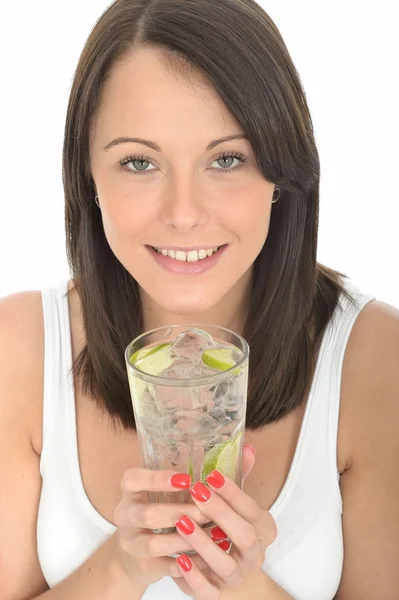 Здоровая молодая женщина держит стакан ледяной воды — стоковое фото