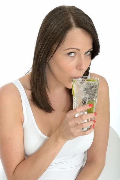 Friska unga kvinna med ett glas iskallt vatten — Stockfoto