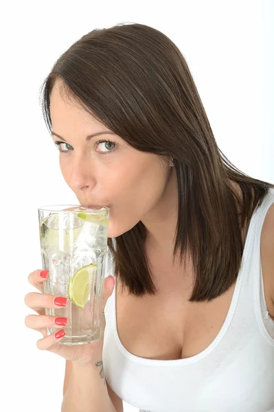 Jeune femme en santé tenant un verre d'eau glacée — Photo
